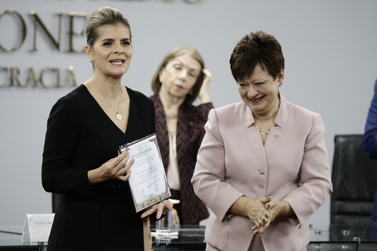 哥斯达黎加当选总统劳拉·费尔南德斯获颁证书