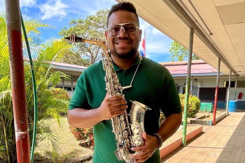 Panamanian Saxophonist Miguel Arauz Trains Young Musicians in Costa Rica