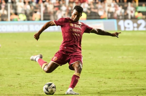 Fidel Escobar scores crucial goal in Costa Rican football final